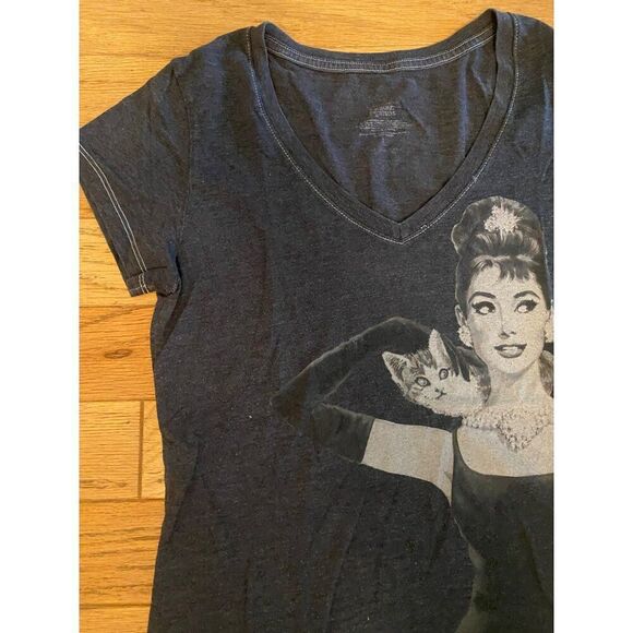 Audrey Hepburn womens Graphic V-Neck Short Sleeve fitted casual t-shirt sz large - Picture 3 of 8